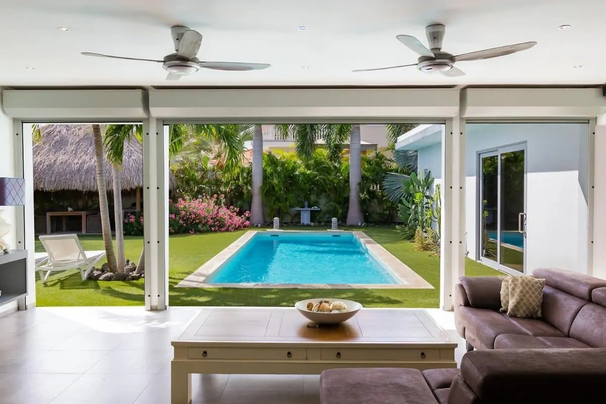הקונטקטים של Stylish 4 Bedroom Modern Villa Design, Walking Distance From The Beach